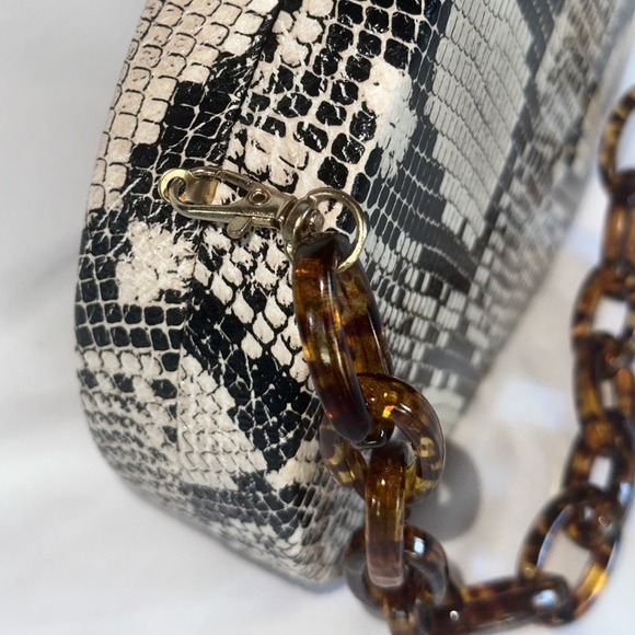 Chic Black and White Snakeskin Pattern Bag - Picture 7 of 7